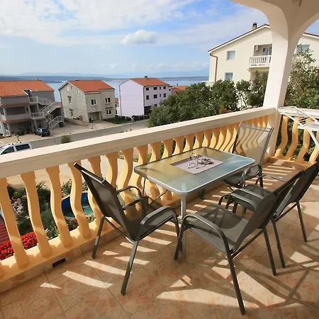 Apartman Ena 2 *