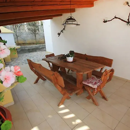 Apartman Ena 2 *